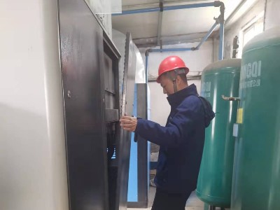 睿寂行空壓機(jī)售后服務(wù)人員進(jìn)行例行巡檢！